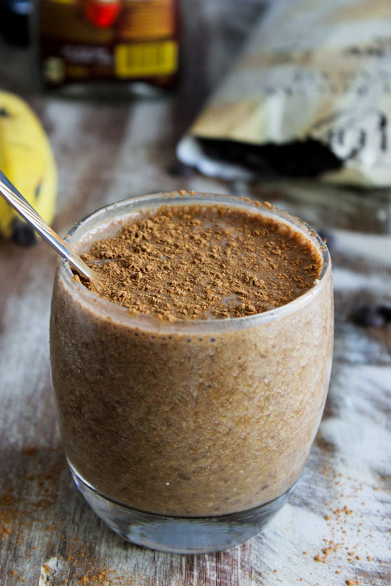 Shake de banana com cacau é uma ótima opção para café da manhã. Rico em proteína e fibras ele vai ajudar na sua saúde. 