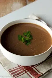 Esta receita saudável de sopa de feijão usa ingredientes básicos. E se você quiser, pode prepara-la no microondas.. Adicione pimenta em pó para uma versão picante.