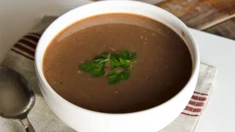 Esta receita saudável de sopa de feijão usa ingredientes básicos. E se você quiser, pode prepara-la no microondas.. Adicione pimenta em pó para uma versão picante.