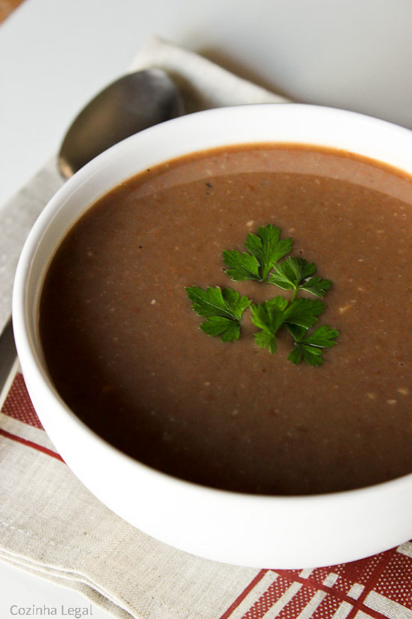 Esta receita saudável de sopa de feijão usa ingredientes básicos. E se você quiser, pode prepara-la no microondas.. Adicione pimenta em pó para uma versão picante.
