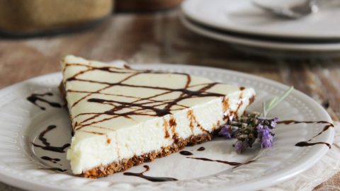 Delicie-se com essa torta de leite ninho maravilhosa! A crosta é feita de biscoito de chocolate muito fácil de fazer. Todos irão amar.