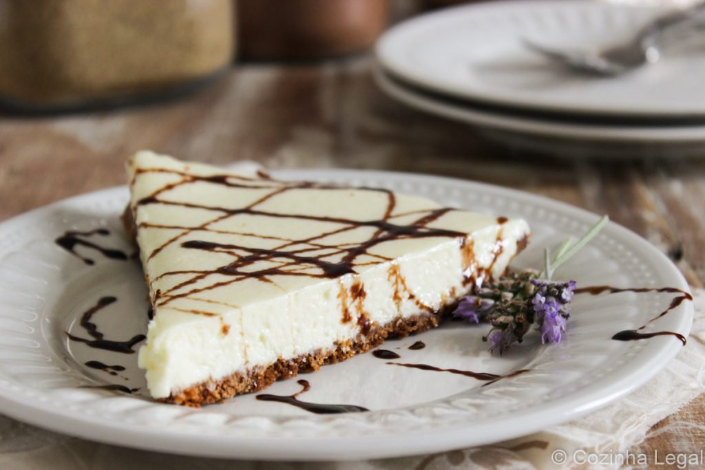 Tem sobremesa que conquista antes mesmo da primeira colherada, e a torta de leite Ninho é uma delas. Base de biscoito, recheio de liquidificador e a geladeira faz o resto.