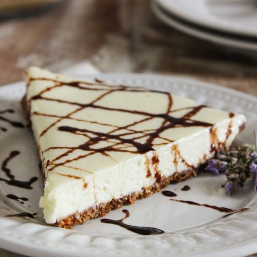 Tem sobremesa que conquista antes mesmo da primeira colherada, e a torta de leite Ninho é uma delas. Base de biscoito, recheio de liquidificador e a geladeira faz o resto.