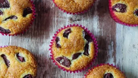 MUFFINS DE CEREJA E FUBÁ