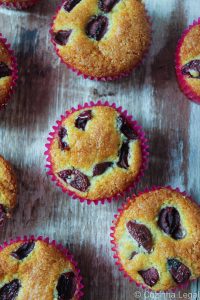 Aprenda a fazer essa receita de muffins de cereja e fubá para as festas de fim de ano e aproveite a temporada de frutas vermelhas.