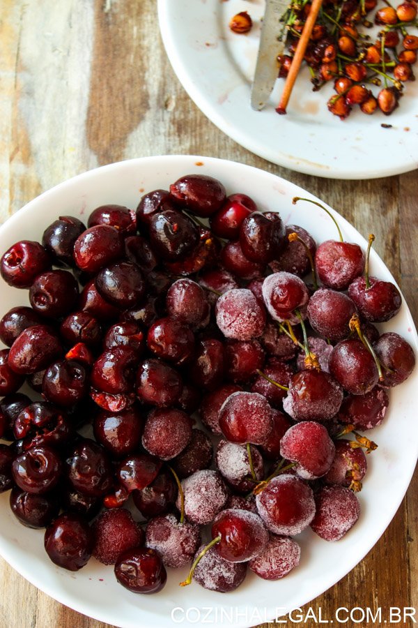 A versão caseira das cerejas em calda é menos doce e enjoativa, e você consegue sentir perfeitamente o sabor da fruta, sem sabor artificial.