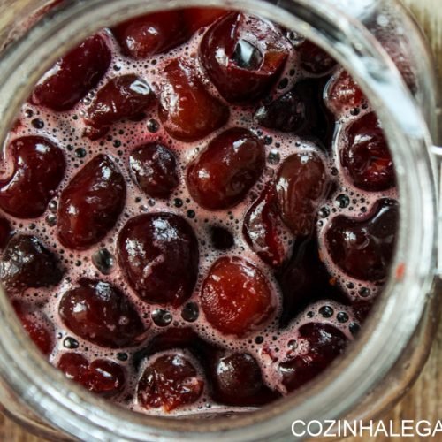 A versão caseira das cerejas em calda é menos doce e enjoativa, e você consegue sentir perfeitamente o sabor da fruta, sem sabor artificial.