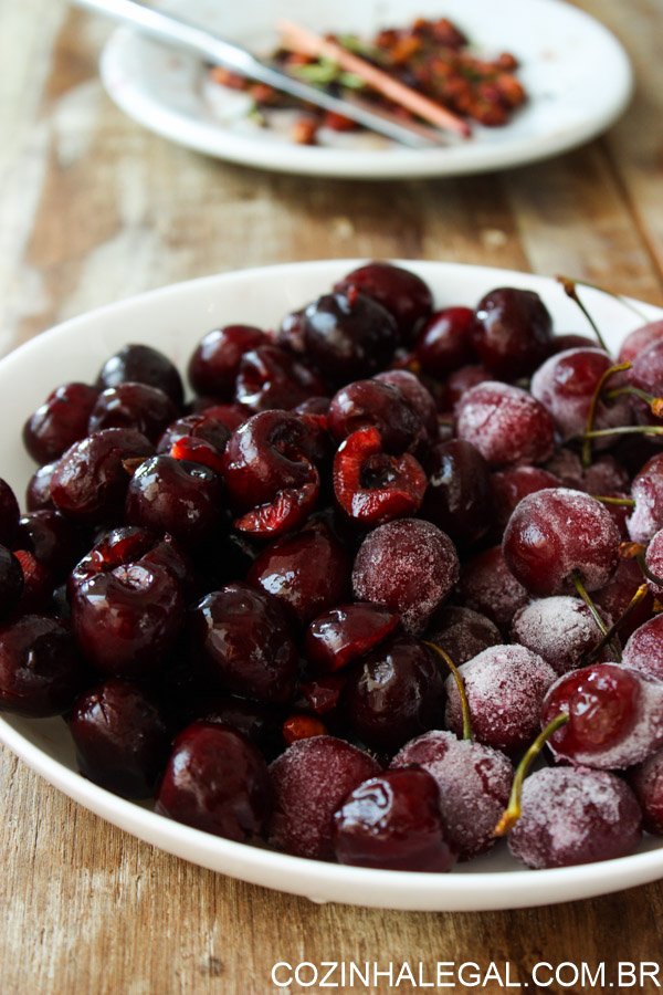 A versão caseira das cerejas em calda é menos doce e enjoativa, e você consegue sentir perfeitamente o sabor da fruta, sem sabor artificial.
