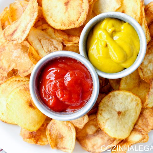Irresistivelmente crocantes e douradas, essas batatas chips combinam perfeitamente com ketchup caseiro e uma boa mostarda.