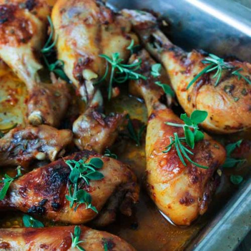 Coxas de frango assadas é uma das receitas mais fáceis de fazer, mas você pode se surpreender com alguns truques para ter o frango assado perfeito.