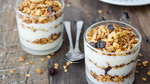 Veja 16 sobremesas de limão deliciosas para refrescar-se no calor. Tem pavês, sorvete, gelado de limão, mousse e muito mais. 