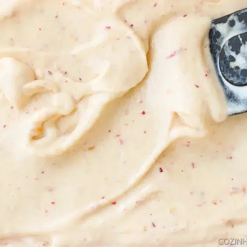 Aprenda a fazer este Frozen Yogurt de Pêssego caseiro com apenas 4 ingredientes. Prepare essa delícia gelada no conforto da sua casa.