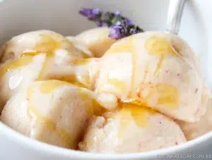 Aprenda a fazer este Frozen Yogurt de Pêssego caseiro com apenas 4 ingredientes. Prepare essa delícia gelada no conforto da sua casa.