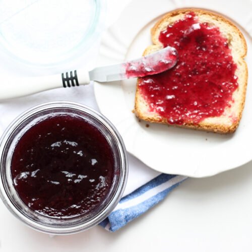 Geleia de uva caseira simples com apenas 3 ingredientes. Receita rápida, sem erro e ideal para aproveitar uvas maduras que sobraram na geladeira.
