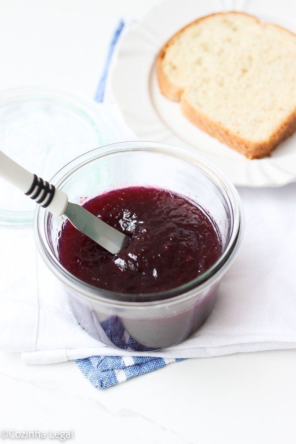 Geleia de uva caseira simples com apenas 3 ingredientes. Receita rápida, sem erro e ideal para aproveitar uvas maduras que sobraram na geladeira.