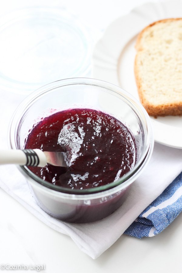 Geleia de uva caseira simples com apenas 3 ingredientes. Receita rápida, sem erro e ideal para aproveitar uvas maduras que sobraram na geladeira.