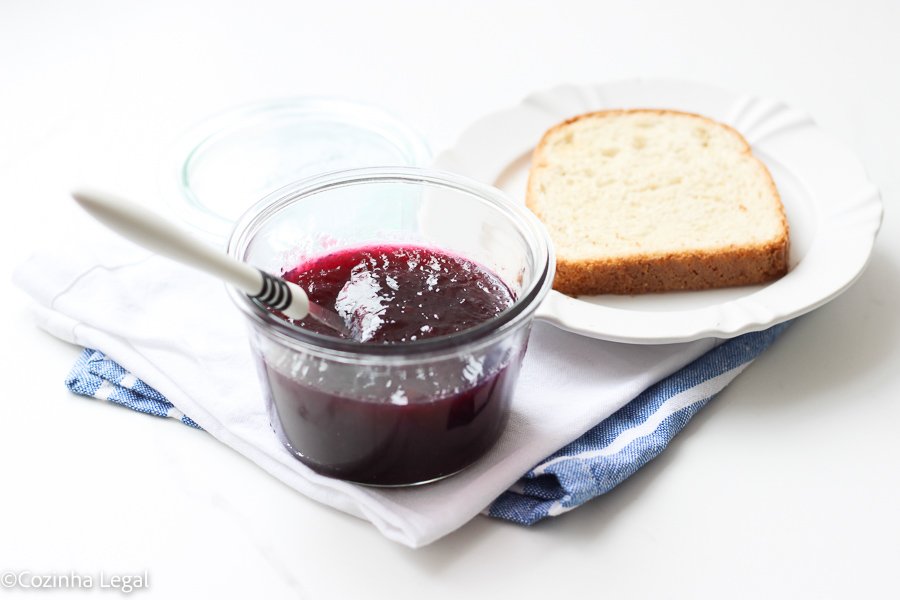 Geleia de uva caseira simples com apenas 3 ingredientes. Receita rápida, sem erro e ideal para aproveitar uvas maduras que sobraram na geladeira.