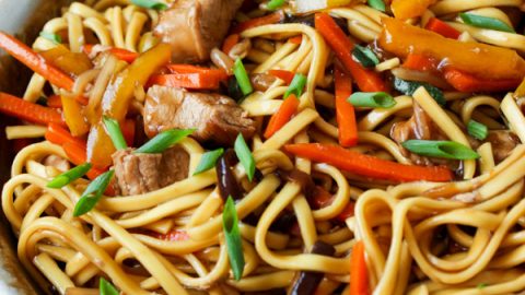 Yakisoba de lombo é difetente de todos que você provou. Com legumes, é o prato perfeito para dias corridos. E fica pronto em 15 minutos.