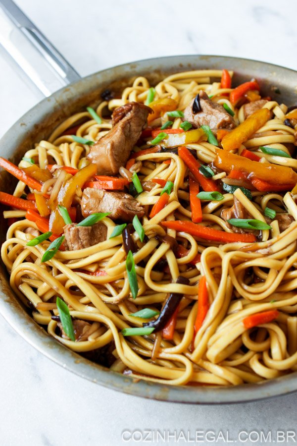 Yakisoba de lombo é difetente de todos que você provou. Com legumes, é o prato perfeito para dias corridos. E fica pronto em 15 minutos.
