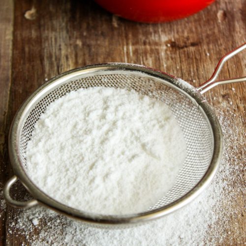 Veja aqui como fazer açúcar de confeiteiro caseiro e nunca mais compre pronto. Alguns passos simples é possível preparar esse ingrediente.