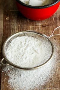 Veja aqui como fazer açúcar de confeiteiro caseiro e nunca mais compre pronto. Alguns passos simples é possível preparar esse ingrediente.