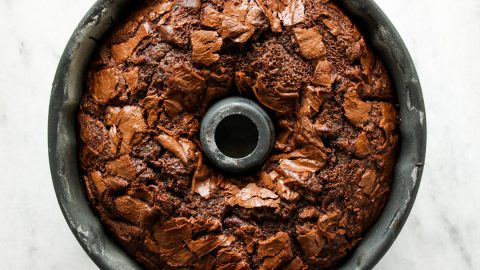 São 10 receitas de bolo de chocolate dos mais variados tipos: tem bolo de liquidificador, feito á mão, com recheio e cobertura e até uma versão diet!