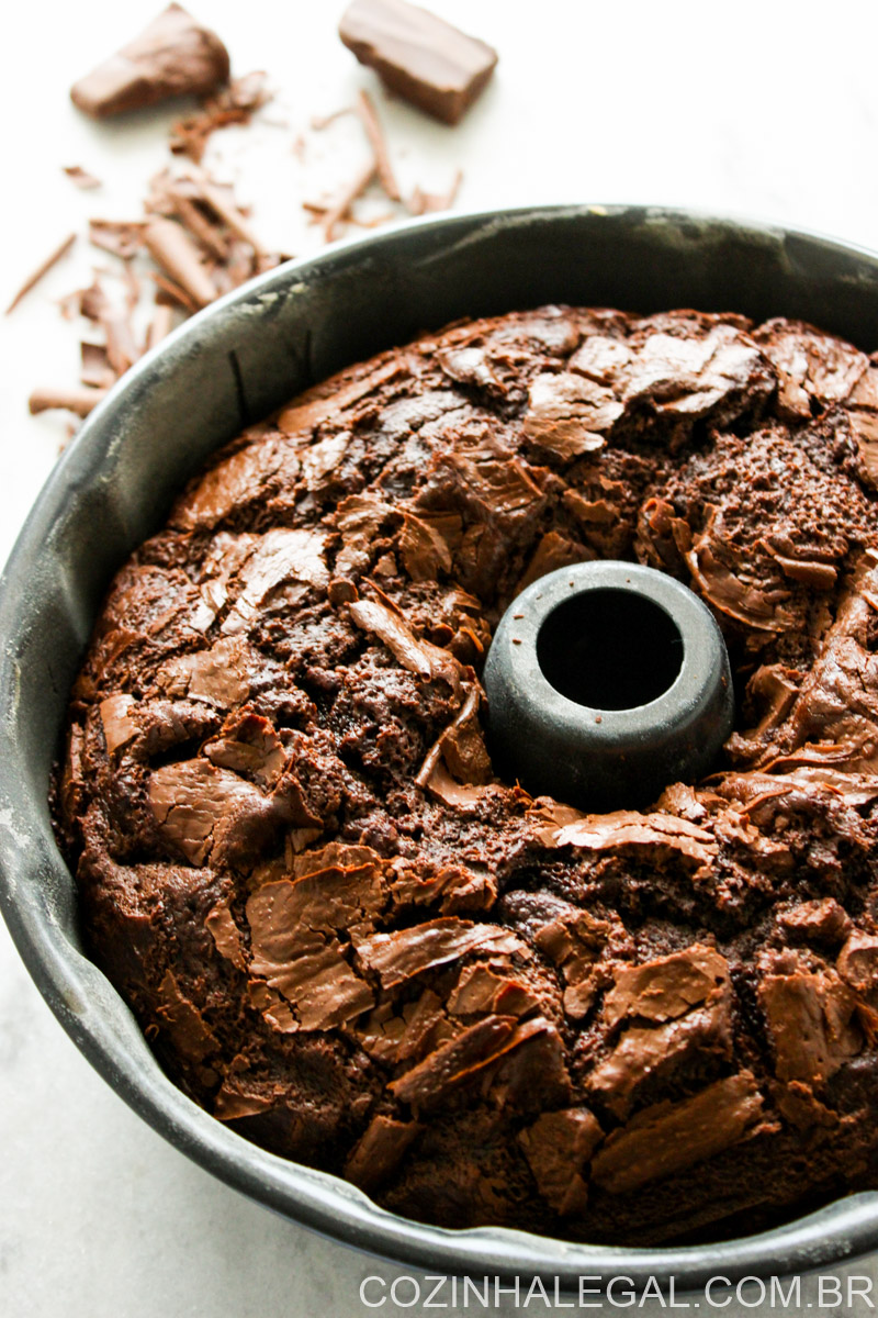 Como fazer bolo de chocolate simples, fofinho e caseiro. Essa é uma receita tão fácil que ele vai se tornar seu bolo favorito! Basta colocar todos os ingredientes no liquidificador e pronto! 