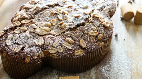 Receita de uma colomba pascal com gotas de chocolate fácil de fazer e que fica uma delícia. Massa fofa e com muito chocolate.