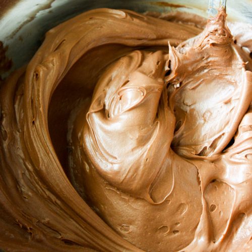 Essa ganache de chocolate com Nutella é muito versátil. Pode ser servida de colher, mas também é excelente para recheios e coberturas de bolos ou qualquer outra sobremesa que você queira. 