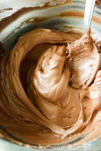 Essa ganache de chocolate com Nutella é muito versátil. Pode ser servida de colher, mas também é excelente para recheios e coberturas de bolos ou qualquer outra sobremesa que você queira. 