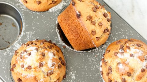 Muffins com gotas de chocolate são ótimas escolhas para crianças levarem para escola. O tamanho é exato de uma porção.