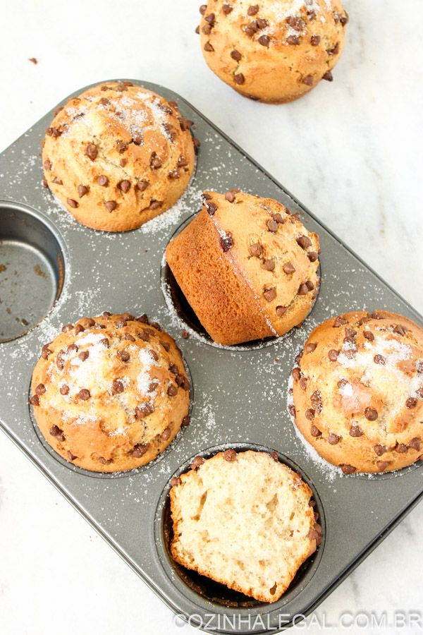 Muffins com gotas de chocolate são ótimas escolhas para crianças levarem para escola. O tamanho é exato de uma porção.