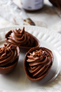 Ovinhos de chocolate recheados com creme de Nutella é bem fácil de fazer e vai agradar as suas crianças. Prepare hoje mesmo. 