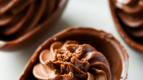 Ovinhos de chocolate recheados com creme de Nutella é bem fácil de fazer e vai agradar as suas crianças. Prepare hoje mesmo. 