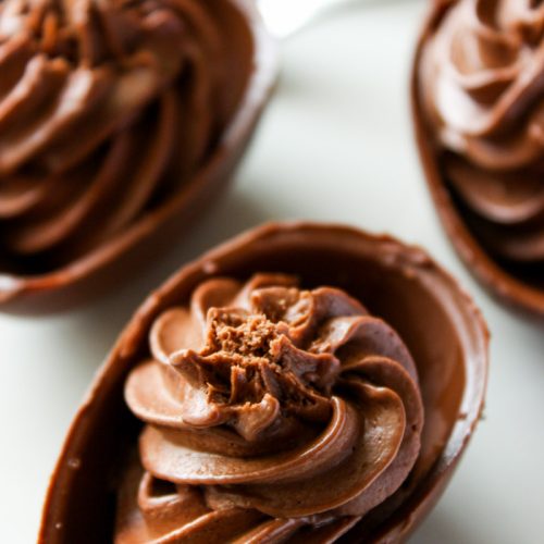 Ovinhos de chocolate recheados com creme de Nutella é bem fácil de fazer e vai agradar as suas crianças. Prepare hoje mesmo. 