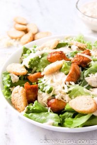 Salada Caesar é um clássico da cozinha. Fácil e rápida de fazer, é perfeita para dias quentes. Sirva como entrada e surpreenda a todos.