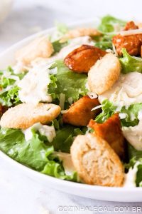 Salada Caesar é um clássico da cozinha. Fácil e rápida de fazer, é perfeita para dias quentes. Sirva como entrada e surpreenda a todos.