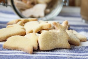 Biscoitos amanteigados de Páscoa são super fáceis de fazer e você vai precisar de poucos ingredientes para prepará-los em casa.