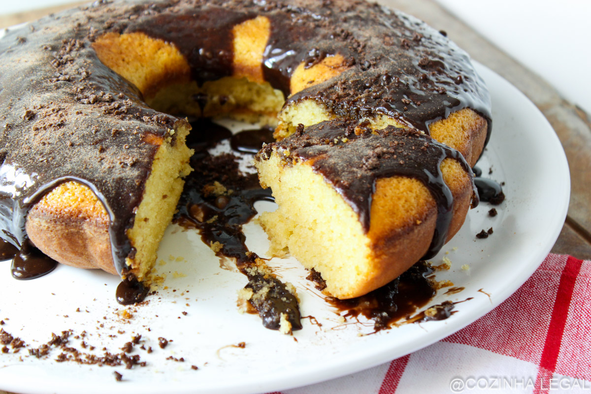 Bolo de baunilha com calda de Ovomaltine é a receita de bolo fácil que você esta procurando. E você só vai precisar de alguns ingredientes.