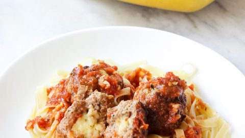 Almôndegas recheadas com queijo e molho de tomate é uma receita fácil de fazer, com cara de almoço de domingo e muito saborosa.