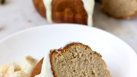 Esse bolo de banana com canela é uma delícia, e a cobertura é fantástica. A cobertura de leite condensado e iogurte fica uma delícia.