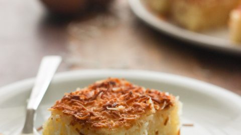 Bolo de tapioca com coco ralado. Delicioso, marcante e fácil de fazer. Diferente de tudo que você já provou. 