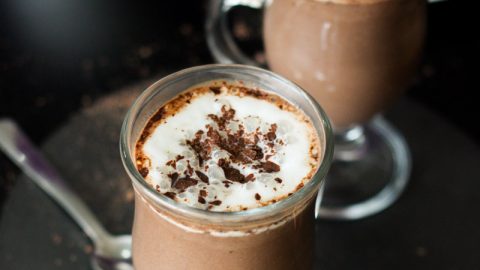 Chocolate quente caseiro é tão simples de fazer e tem um sabor tão marcante, que entrou para minha lista de receitas de inverno que amamos!