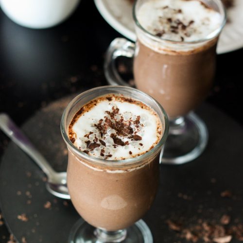 Chocolate quente caseiro é tão simples de fazer e tem um sabor tão marcante, que entrou para minha lista de receitas de inverno que amamos!