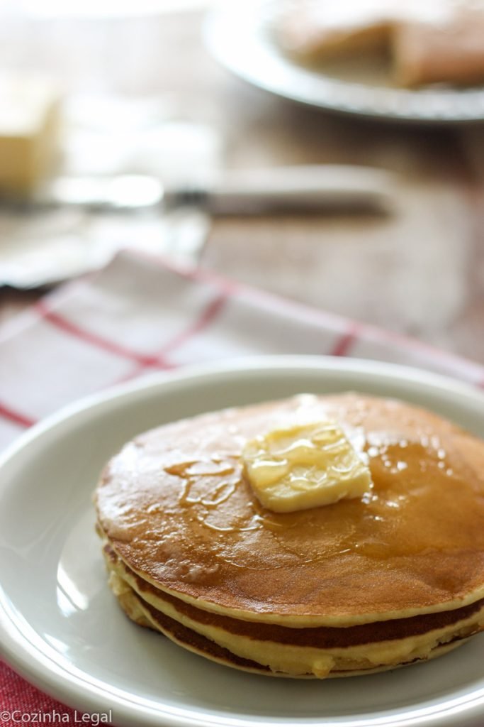 Receita fácil da clássica panqueca americana. Fofinha e leve, ela é perfeita para um café da manhã especial e diferente.