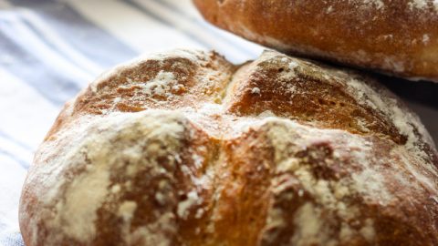 Faça pão italiano caseiro em alguns passos simples e nunca mais compre pão pronto. Receita fácil e prática, mesmo para quem nunca fez.