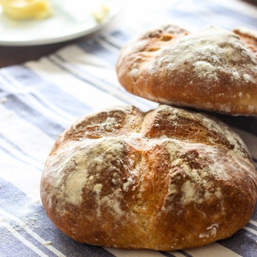 Faça pão italiano caseiro em alguns passos simples e nunca mais compre pão pronto. Receita fácil e prática, mesmo para quem nunca fez.