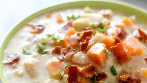 Sopa cremosa de couve flor é um prato que vai te surpreender pelo sabor e textura. E o melhor: é rápida e fácil de fazer.