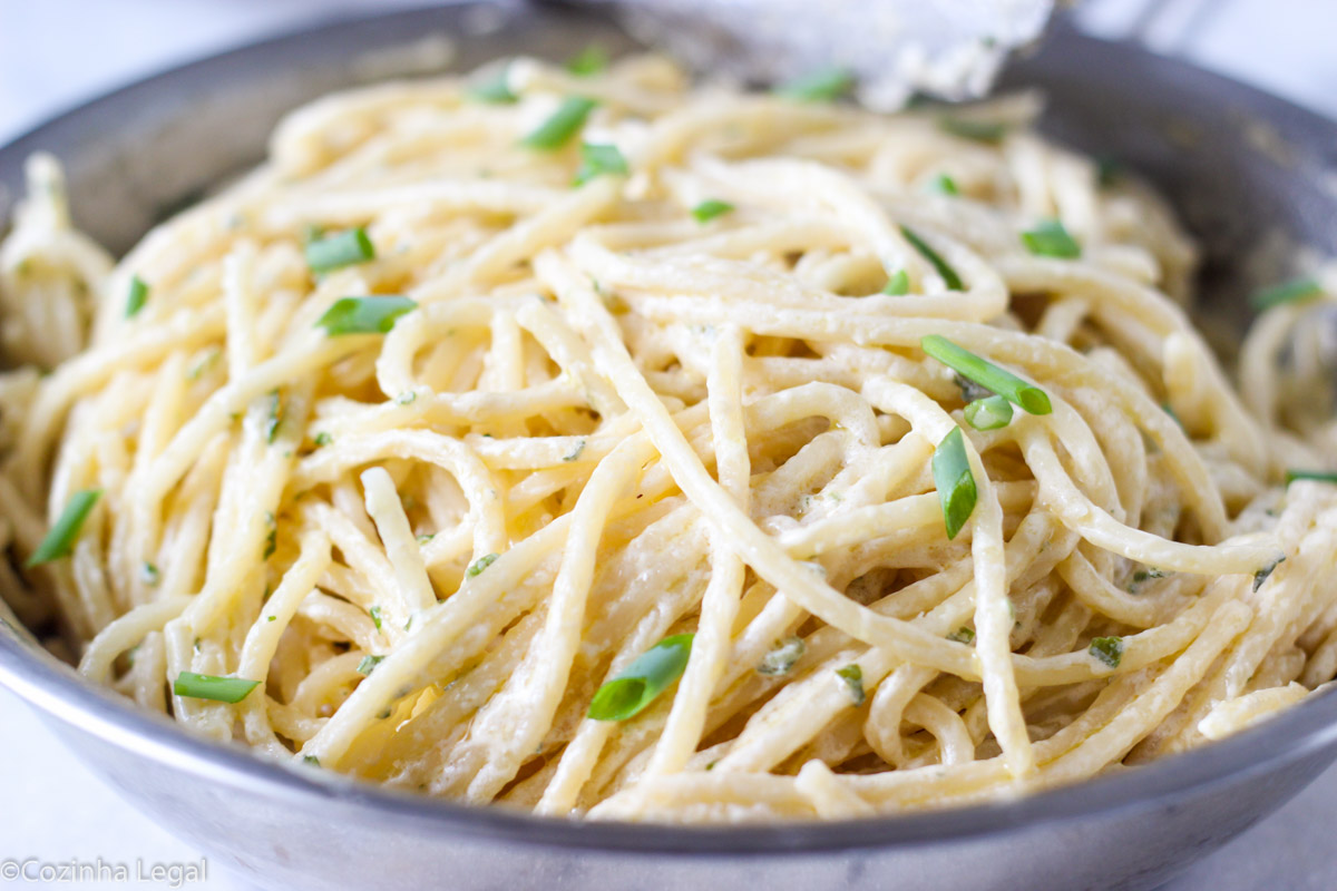 Clássico, cremoso, e perfeito para refeições rápidas. É assim que defino o espaguete Alfredo. E melhor: vai poucos ingredientes.