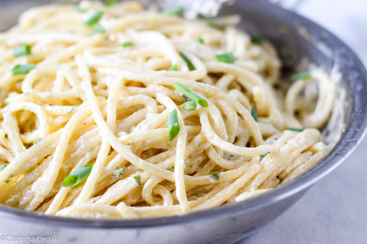 Clássico, cremoso, e perfeito para refeições rápidas. É assim que defino o espaguete Alfredo. E melhor: vai poucos ingredientes.